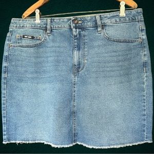 DKNY Denim Blue Jean Skirt Women’s Size 14‎ Medium light blue wash Raw Hem NWOT